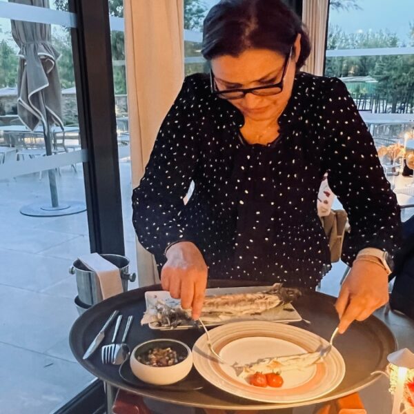 Noura à la découpe de poisson
