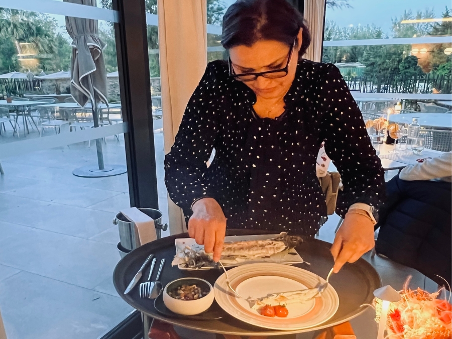 Noura à la découpe de poisson