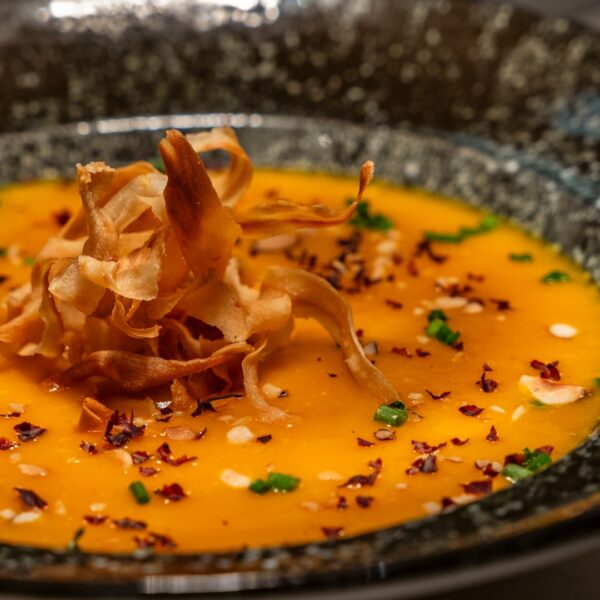 Velouté de saison et garniture croustillante – restaurant Le K Mandelieu