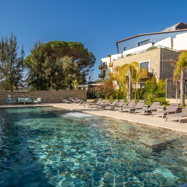 Piscine et terrasse Ilot du Golf Mandelieu – restaurant Le K