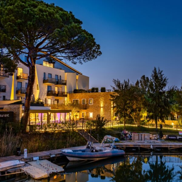 Restaurant Le K Mandelieu de nuit – terrasse et hôtel Ilot du Golf