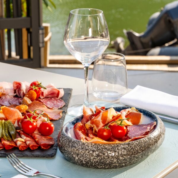 Planche de charcuterie à partager en terrasse – restaurant Le K Mandelieu