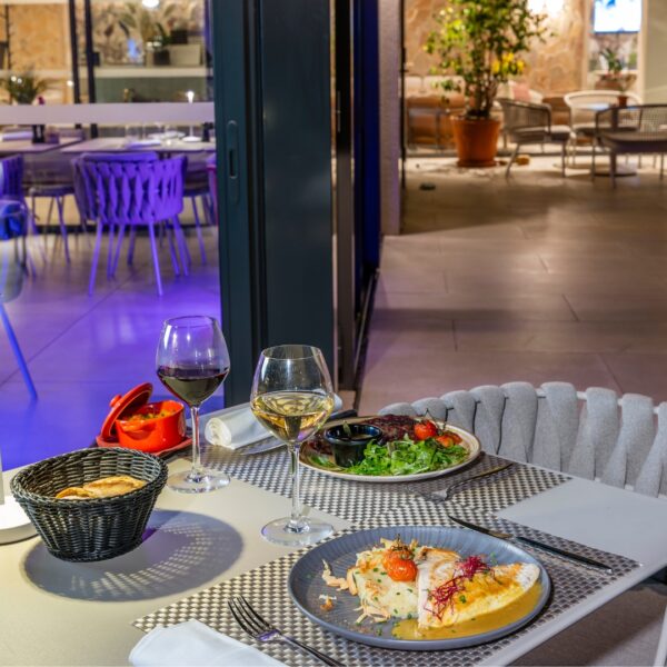 Dîner en terrasse au restaurant Le K – ambiance soirée Mandelieu