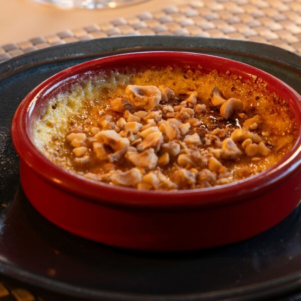 Crème brûlée maison aux noisettes – dessert restaurant Le K Mandelieu
