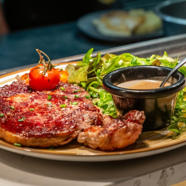 Entrecôte grillée et sauce maison – restaurant Le K Mandelieu