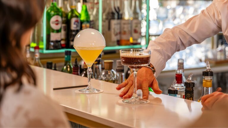 Cocktail signature au bar – restaurant Le K Mandelieu