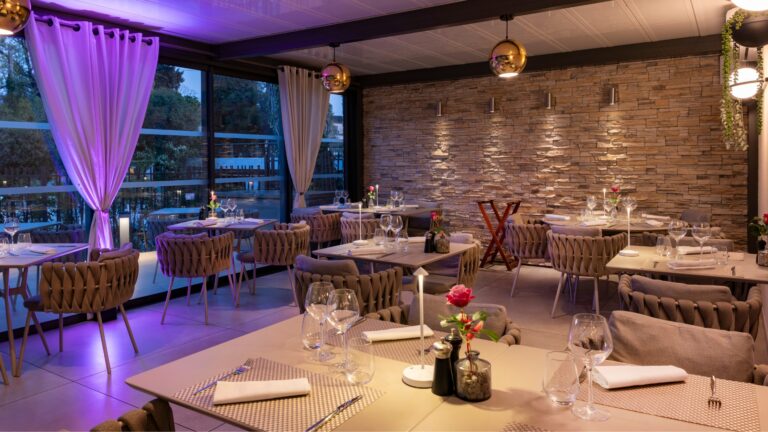 Salle du restaurant Le K – ambiance élégante à Mandelieu